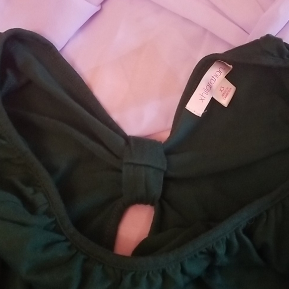 Green Open-Backed Gathered Quarter-Sleeved Shirt - Picture 2 of 4